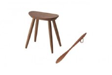 【ギフト用】旭川家具　コサイン　エントランススツールと靴べら(S)のセット　ウォルナット 【 旭川家具 北海道 旭川市 木製 家具 選べる樹種 玄関用スツール 靴べら コンパクトスツール 奥行コンパクト 手触りの良い仕上げ 快適玄関 お出かけスムーズ 贈り物 プレゼント 記念品 シンプル ナチュラル 手作り 北欧 おしゃれ 天然木 無垢 】_00083