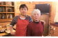ミニトマトジュースを製造する鈴木さん(左)