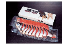 美味特上紅鮭切身姿造り1尾（網走加工） 【 ふるさと納税 人気 おすすめ ランキング 新巻鮭 鮭 さけ 半身 切り身 特上 1尾 真空パック 真空 紅鮭 紅さけ 紅サケ シャケ 脂のり 冷凍 ギフト お歳暮 お祝い 海鮮 新鮮  オホーツク 北海道 網走市 送料無料 】 ABAO1071