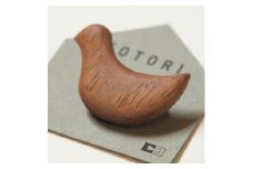 KOTORIブローチ【カリン】 鳩サブレー ブローチ アクセサリー ウッドブローチ 木 木製 北海道 北広島市