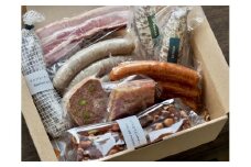 【贅沢な食卓セット】白カビドライソーセージ＆シャルキュトリー＆スイーツ 計9品セット 豚肉 豚レバー ベーコン おつまみ 盛り合わせ お取り寄せ ギフト デザート 北海道 せたな町 ふるさと納税