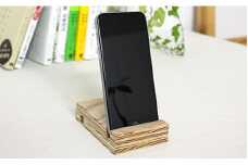 北海道育ちの木材を使った宮大工特製 「スマホ立て」2個セット　B002
