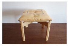 木ションスツール〈製作：大門 嚴〉