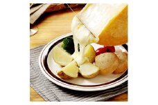 花畑牧場 十勝産生乳 ラクレットハーフカット 不定貫 （約2.3kg-約2.7kg） ラクレット チーズ ハーフ ラクレットチーズ 冷蔵 国産 北海道 中札内村 [P3-1]