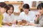 女性スタッフが楽しく、真剣に作っています。 