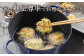 蓄熱性が高いので、揚げ物するとき油の温度を一定に保つことが可能。食材を入れても温度が下がらずカラッと揚がります。