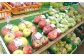 産直では新鮮な野菜や果物がたくさん並んでいます