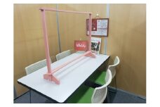 飛沫感染防止パネル　Round table type S　オレンジ (外形サイズ：幅721mm×高さ592mm)