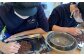 豆の選別や、このニブチェックに障害のある方々も参加してくださっています。