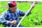 くるみの枝1本1本にナタで切り込みを入れます。