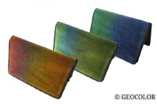 【八幡平GEOCOLOR】 名刺入れ ～どれが届くかお楽しみ～ （グリーン・ブルー・金茶系）  ／ 地熱染め 染め物 染物 染色 手染め 手絞り カードケース 名刺ケース 色おまかせ プレゼント 贈り物 仕事 ビジネス メンズ レディース 男性 女性 就職祝い おすすめ オススメ ジオカラー