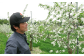 生産者の小山田さん。木や花の状態から収穫まできちんと管理します。