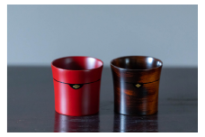 栃ぐいのみ２個　(朱・木目) / 漆器 お酒 おちょこ ぐいのみ グラス 食器 漆塗 うるしぬり 手塗り 木製 伝統工芸品 和 お正月 高級 結婚 新築祝い お祝い 贈答 贈り物 プレゼント ギフト 香典返し お返し おもてなし