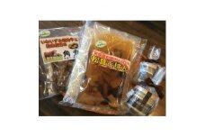 岩泉産おいしいもの詰め合わせ(松茸ごはんのもと×1袋、松茸バター×2個、短角牛と松茸の角煮×1袋)【1417989】