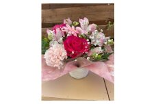 バラをメインとした季節変わる生花アレンジメント（ピンク系）