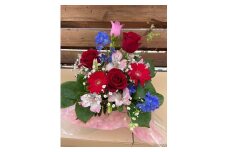 バラをメインとした季節変わる生花アレンジメント（レッド系）