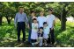 生産者の佐藤大祐さん（後列右端）とご家族