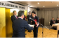 山形県JA園芸振興協議会の品評会表彰式の様子。
賞状を受け取っているのは生産者の遠藤稔氏。