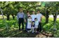 生産者の佐藤大祐さん（後列右端）