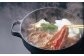 米沢牛の特徴はきめ細かい霜降りと脂の質の良さです。 上質の脂は、うまみと香りがあり、とろけるような食感をつくりあげます。