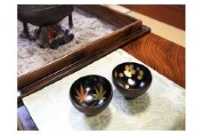 蒔絵付酒盃　２個組(桜と紅葉のセット)　【07208-0149-2】