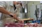 創業50年の大丸屋の熟練職人が丁寧に下処理します。