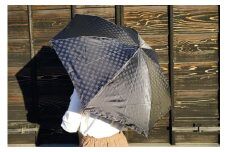 雪華模様の折り畳み傘（サイズ55cm）カラー：ブラック | 傘 かさ 折りたたみ傘 55センチ 雨具 メンズ レディース 兼用 雪の結晶 ブラック 黒 おしゃれ かわいい 雨 梅雨 贈答 贈り物 プレゼント 父の日 母の日 お中元 お歳暮 御歳暮 茨城県 古河市 _BL01