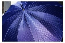 雪華模様のオリジナル傘（サイズ60cm）「もらっても、贈っても喜ばれる傘」カラー：ネイビー | 傘 かさ 60センチ 雨具 メンズ レディース 兼用 雪の結晶 ネイビー 紺 おしゃれ かわいい スタイリッシュ 雨 梅雨 贈答 贈り物 プレゼント 父の日 母の日 お中元 お歳暮 御歳暮 茨城県 古河市 _BL06
