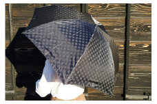 雪華模様の折り畳み傘（サイズ60cm）カラー：ブラック | 傘 かさ 65センチ 雨具 メンズ レディース 兼用 雪の結晶 ベージュ おしゃれ かわいい スタイリッシュ 雨 梅雨 贈答 贈り物 プレゼント 父の日 母の日 お中元 お歳暮 御歳暮 茨城県 古河市 _BL15