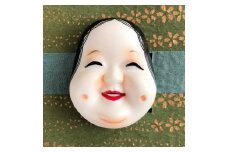 ミニチュア石岡の祭り面 おかめ帯留 ※金具付 関東三大祭り 石岡のおまつり 伝統工芸 手作りミニチュア面 面裏ピン付 コレクション お守り 縁起物 記念品 茨城県 石岡市 (F17-010)