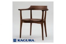 家具蔵 KAGURA アームチェア ヴォーグII ウォールナット材 家具 椅子 イス 木材 無垢材 職人 手作業 天然木 高級木材 無添加 安全 ジャパニーズモダン 高級家具 熟練 無着色 おしゃれ 天然木無垢材 温もり シンプル 洗練 ho1002