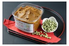 こだわりの手作り青大豆味噌 900g×2 発酵 自家製 米麹 天然塩使用 味噌汁 発酵食品 調味料 無添加 青豆みそ 甘口みそ 味噌 みそ 米みそ 麹みそ 長期熟成 国産 大豆 自然塩100％ カップ入 手作り みそ汁 うま味 コク深く 上品な味わい