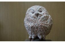 石の彫刻　赤石のヒナ（フクロウ）