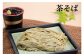 自家製粉で挽いた奥久慈産そば粉を高割合で使用し、食感・香りを楽しめる太めの田舎切りの生そばです。