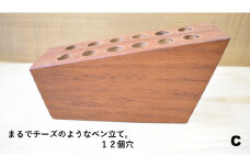 まるでチーズのようなペン立て。C（12個穴）
