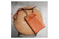 【minca】 全6色 栃木レザーのスマホショルダー /キャメル【小物 ファッション 人気 おすすめ 】