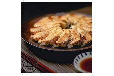 ＜餃子の金星＞3種の餃子80個入り 特撰生餃子と2種類(青じそ・にんにく)が味わえるセット タレ付!【1208344】