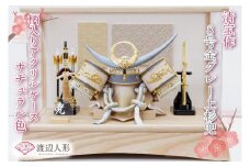 BL018 清宝作兜ケース飾り　8号金グレー上杉兜　柄入りアクリルケース　栓木ナチュラル色（AB4-65-2）