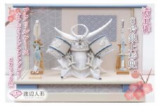 BL024-1 清宝作兜ケース飾り　8号銀上杉兜　アクリルケース　オフホワイト／アクアブルーメタリック色（AK6-3）