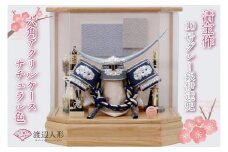 BL029-1 清宝作兜ケース飾り　10号グレー銀伊達兜　六角アクリルケース　栓木ナチュラル色（AK4-65-1）