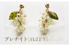 No.530-02 ぶどうのピアス 天然石使用 プレナイト［白ぶどう］金属アレルギー対応 チタン製ピアス ハンドメイド ／ アクセサリー 天然石 ビーズ ブドウ 葡萄 フルーツモチーフ チェコガラス 天然素材