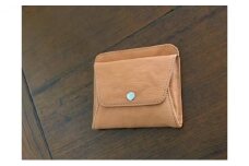 薄型ミニ財布 オイルヌメゴート革（キャメル） | 埼玉県 草加市 職人 手作業 上質 ギフト お祝い お洒落 長財布 職人技 風琴マチ お洒落 スマホ収納 お祝い 贈呈 プレゼント 記念 記念品 卒業 シーズン 贈り物 嬉しい 男性 女性 高齢 革 革財布 便利 長持ち ヤギ 山羊 山羊革 レーヨン 薄型 ミニ財布 小さめ