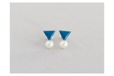 ピアス パール付き 三角 七宝 | ピアス パール ポイント ピアス Point pierce 七宝ピアス ブルー アクセサリー 七宝 七宝焼き ジュエリー 上品 レディース 装飾 クリスマス 入学祝い 結婚記念日 記念日 お祝い 誕生日 ギフト 贈答 作家 作品 手仕事 伝統工芸 Kenichi Kondo 埼玉県 北本市