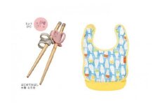 012-003①　【コンビ Combi】はじめてお箸木箸（ちょう）と油が落ちるエプロン（しろくま）
