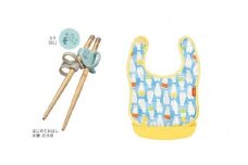012-003②　【コンビ Combi】はじめてお箸木箸（とり）と油が落ちるエプロン（しろくま）