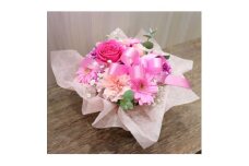 ＜ピンク系:バラ、ガーベラ+季節のお花＞生花アレンジメント「3 LOVE STORIES」【1379545】