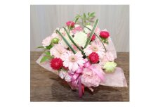 ＜ピンク系:ガーベラ、トルコキキョウ+季節のお花＞生花アレンジメント【1379554】