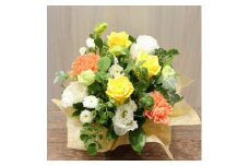 ＜イエロー・オレンジ系:バラ、カーネーション+季節のお花＞生花アレンジメント【1379556】