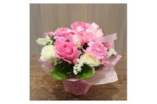 ＜ピンク系:バラ、ガーベラ+季節のお花＞生花アレンジメント「3 LOVE STORIES」【1379813】