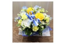 ＜イエロー・ブルー系:バラ、デルフィ+季節のお花＞生花アレンジメント「3 LOVE STORIES」【1379826】